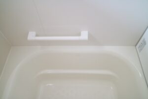 浴槽の黄ばみ、カビキラーで落とせる？掃除方法や予防法をご紹介！
