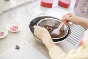 チョコレートが湯煎で溶けない原因と対策は？正しい温度を知ることから始めよう！